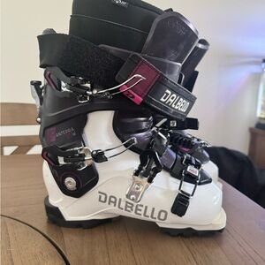 Dalbello Women's Winter Ski Boots - Black and White. Size 24,5. Great condition
